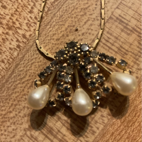 Vintage Jewelry - Vintage Necklace with rhinestones, black stones  and pearls.
